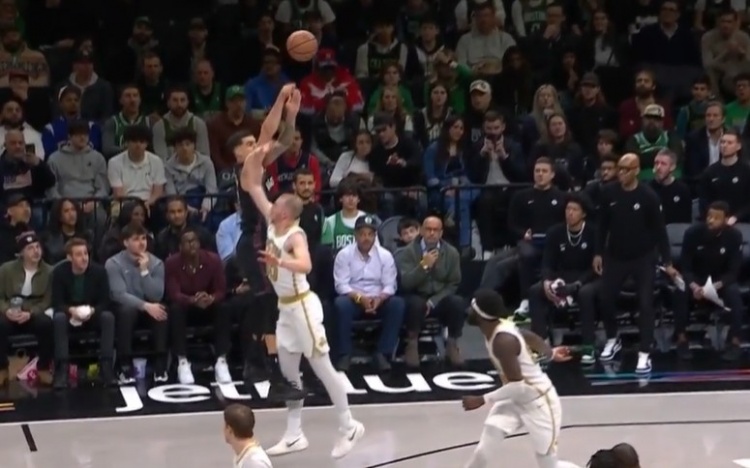 这球没得争辩！小波特干拔三分踢腿绊倒豪泽被吹进攻犯规